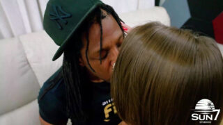 O latină blondă primește o fută anală profundă de la armăsarul ei