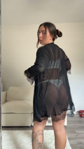 White girl shows off her jiggle while pawing herself
