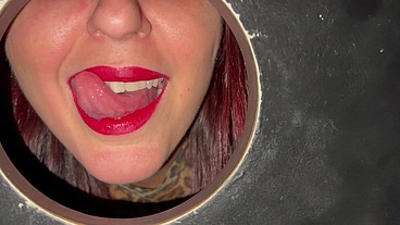 Boquete no Glory Hole da casa de swing