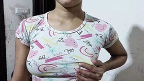 Desi girl ko ghar me band kar pel ke bur se paani nikal diya