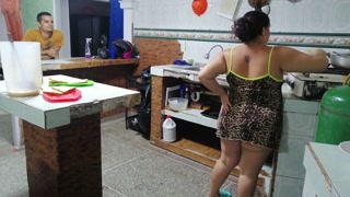 me follo el coño de la prima de mi hijastro cuando no estaba nadie en casa