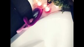 coucou la video saint valentin dans la baignoire disponible pour les abonnes...