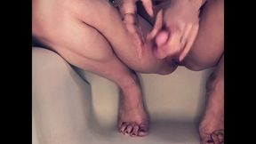 coucou la video saint valentin dans la baignoire disponible pour les abonnes...