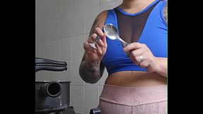 Estou fazendo bolinhos pro meu sogro e coloquei o shorts que ele adora