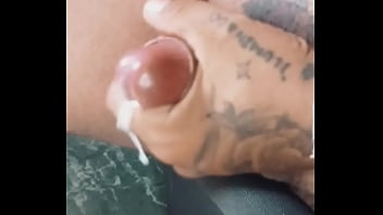 Masturbando meu pau tatuado