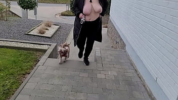 De retour &agrave_ la maison nue sous ma veste ouverte