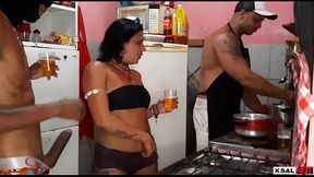 Em quanto Mike Hot estar na Cozinha fazendo comida, a puta da Danny Hot estar sendo fodida firme pelo dotado e faz ela gozar muito