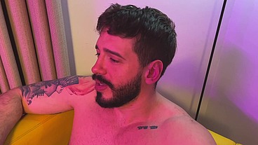 A trans gostosa mostrou os peitinhos naturais e começou a foda a três