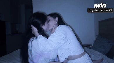 Her stepsister’s greedy tongue made her scream on cunnilingus compilation