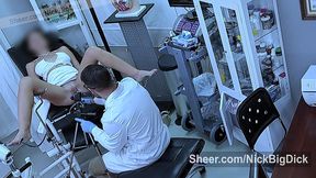 doctor se folla a esta preciosa chica y se corre en su boca