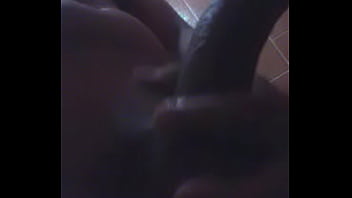 Batendo punheta e gozando no banheiro