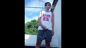 Bagnagjakol sa likod ng basketball court - Chinese fellow outdoor getting off