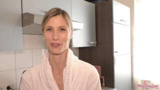 男はアマチュアの痩せたドイツ人妻の熟女をアナルファックし、彼女のお尻にザーメンを詰め込む