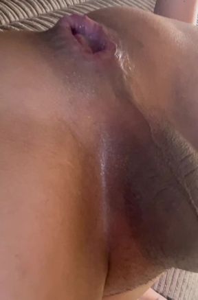 Bitch leaking out cum daddy's friend after unplugging