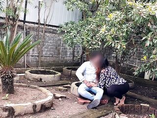 Public garden Sex Girlfriend with boyfriend oral pleasure and banging out of jo-bag