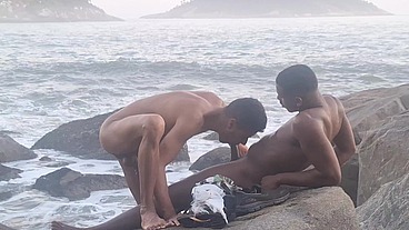 Sexo na praia , casal acabou chamando um carinha que batia punheta assistindo para participar da putaria .