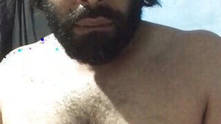 Amatorzy-niedźwiedzie głaszczą ogromne kutasy, jednocześnie ruchając się analnie na domowym, solowym filmie