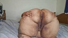 BBW with Huge Ass Spreads, Twerks and Shakes It