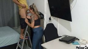 cai de boca na piroca do rapaz que veio consertar meu ar condicionado (video completo)