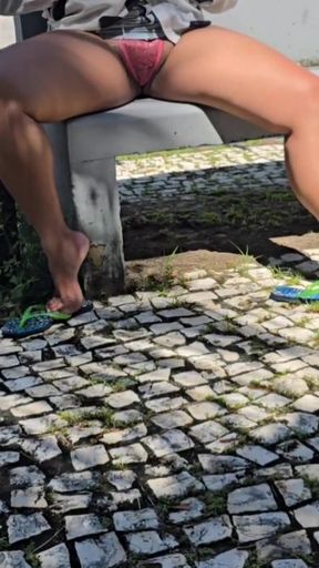 Mostrando a calcinha de renda   Clip 2
