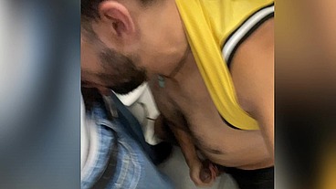 Pegação em banheiro de supermercado com segurança novo.