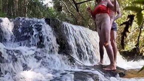 uma puta na cachoeira? comi sem camisinha mesmo