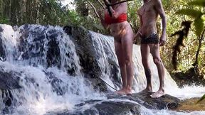 uma puta na cachoeira? comi sem camisinha mesmo