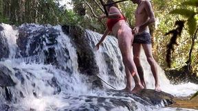 uma puta na cachoeira? comi sem camisinha mesmo
