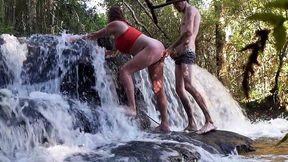 uma puta na cachoeira? comi sem camisinha mesmo