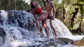 uma puta na cachoeira? comi sem camisinha mesmo