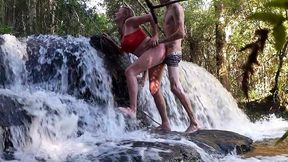 uma puta na cachoeira? comi sem camisinha mesmo