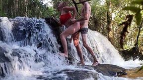 uma puta na cachoeira? comi sem camisinha mesmo