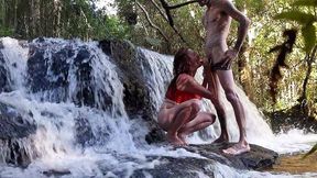 uma puta na cachoeira? comi sem camisinha mesmo