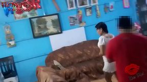 Mi tio llego con una botella de vino , y me embarra mi cara con su leche