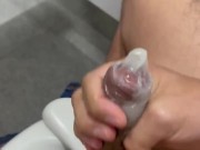 Me pajean en baño público y eyaculo en condon