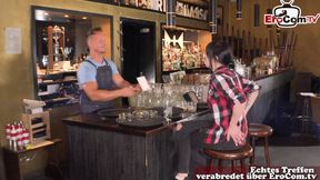 bitch macht handjob gegen drink in einer bar