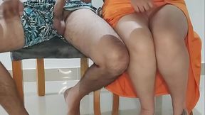 &iexcl_Subete la falda! Hermanastro me folla por debajo de la mesa - XXX