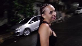 Encuentro a mi hermanastra en mitad de la calle orinando y me pide que me la folle en su casa