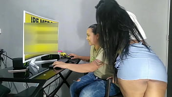 en lo que le ense&ntilde_o a mi amiga a jugar en la pc la muy cachonda me pone su enorme culo en mi cara para que se lo chupe