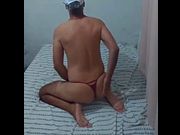 Ladysilva crossdresser na cama de calcinha exibindo sua bunda gostosa