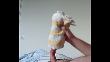 Kleiner Schwanz hat Spa&szlig_ mit dem Handtuch