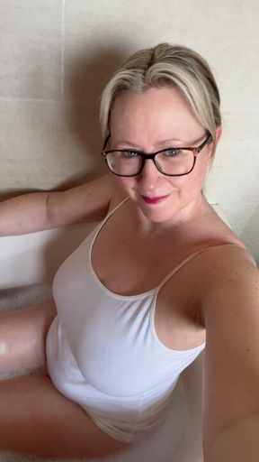 🤍💦A Little Wet T-shirt MILF Fun💦🤍