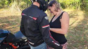 un motard me baise sur ca moto et m asperge de sperme avec mon mec une bonne double dose de jus que j ai devore