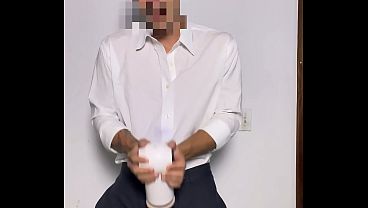 Joven elegante prueba su juguete sexual hasta un gran CUM