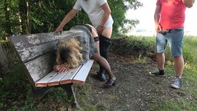 Een hete blond MILF wordt gejat door een vreemde in een park.
