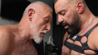 Moden arabisk stefars store pikk hamrer stesønnens rumpe uten kondom etter slurvete slikking og kuksuging