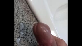 Estava esperando o dentista me atender, bateu aquele tes&atilde_o fui aliviar no banheiro, vem gozar comigo.