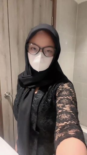 Sexy White Kebaya Hijab Girl Plays in the Toilet Until She Squirts