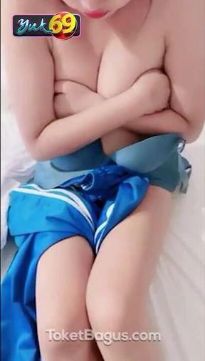 Indonesian beauty's exotic allure captivates in a sultry homemade scene