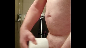 Klopapierrolle und der kleine Penis